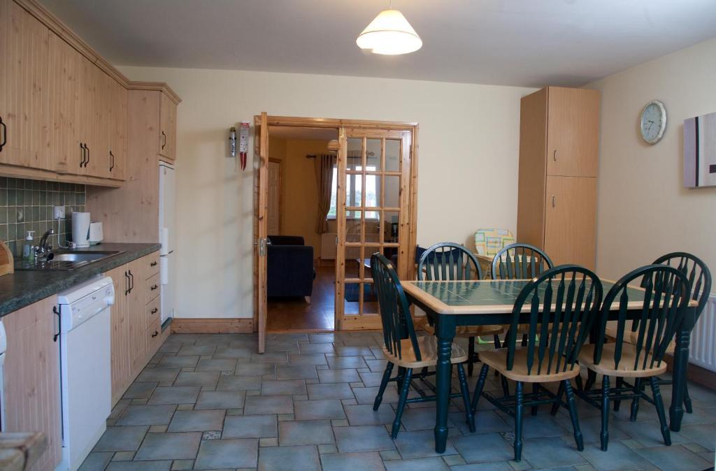 Ceol Na Mara Holiday Homes - Cois Tra & Cor Na Dtonn 에니스크론 객실 사진